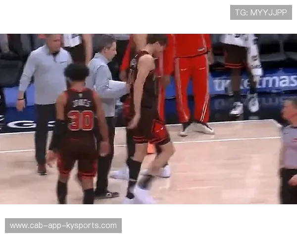 NBA更衣室传出争吵声,内部消息称“有人摔东西” NBA更衣室传出争吵声,内部消息称“有人摔东西”