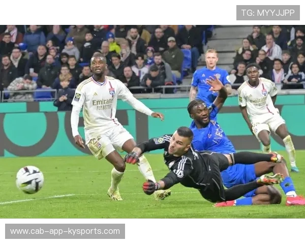 里昂替补点射绝杀，法甲赛场高潮不断